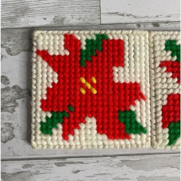 Vtg Set 4 Plastic Canvas Yarn Poinsettia COASTERS Red Green Christmas Handmade - Picture 4 of 7